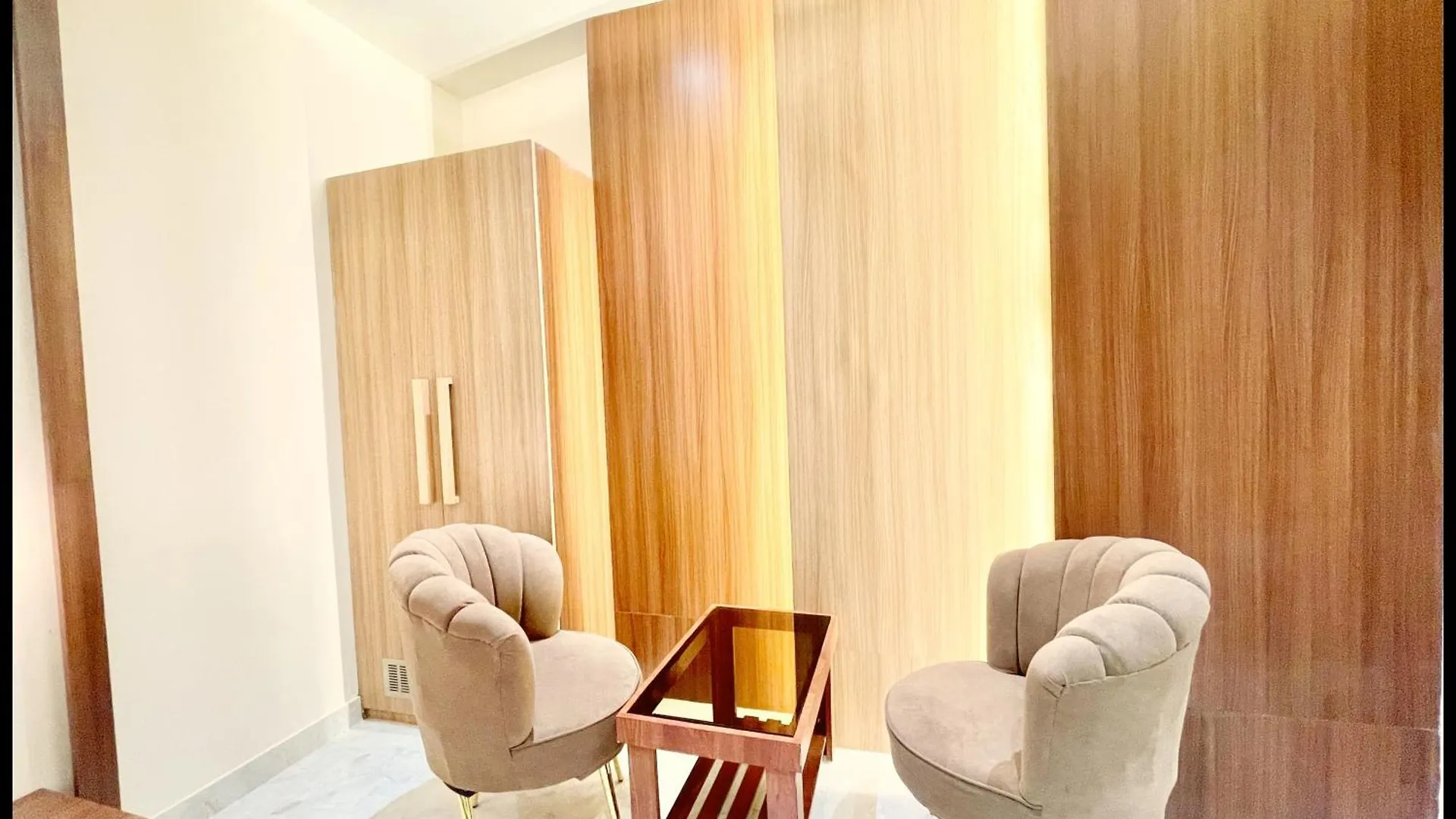 Hotel Vedangam & Restaurant Near Kashi Vishwanath Temple - Lift & Free Wifi Services - Air Conditioning Suite Rooms - Best Hotel In Bénarès