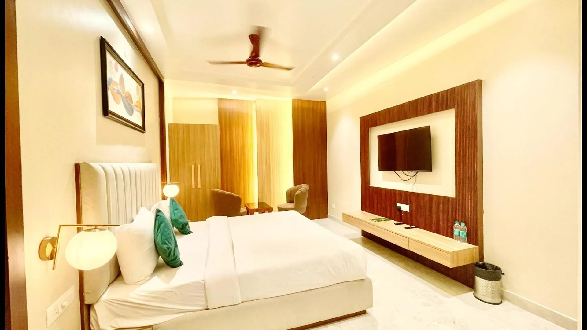 Hotel Vedangam & Restaurant Near Kashi Vishwanath Temple - Lift & Free Wifi Services - Air Conditioning Suite Rooms - Best Hotel In Bénarès
