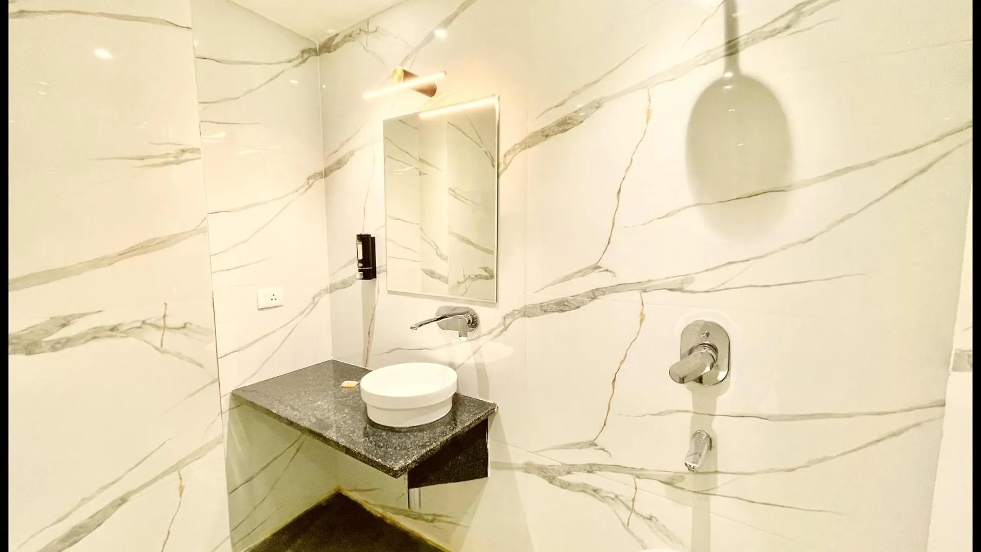 Hotel Vedangam & Restaurant Near Kashi Vishwanath Temple - Lift & Free Wifi Services - Air Conditioning Suite Rooms - Best Hotel In Bénarès