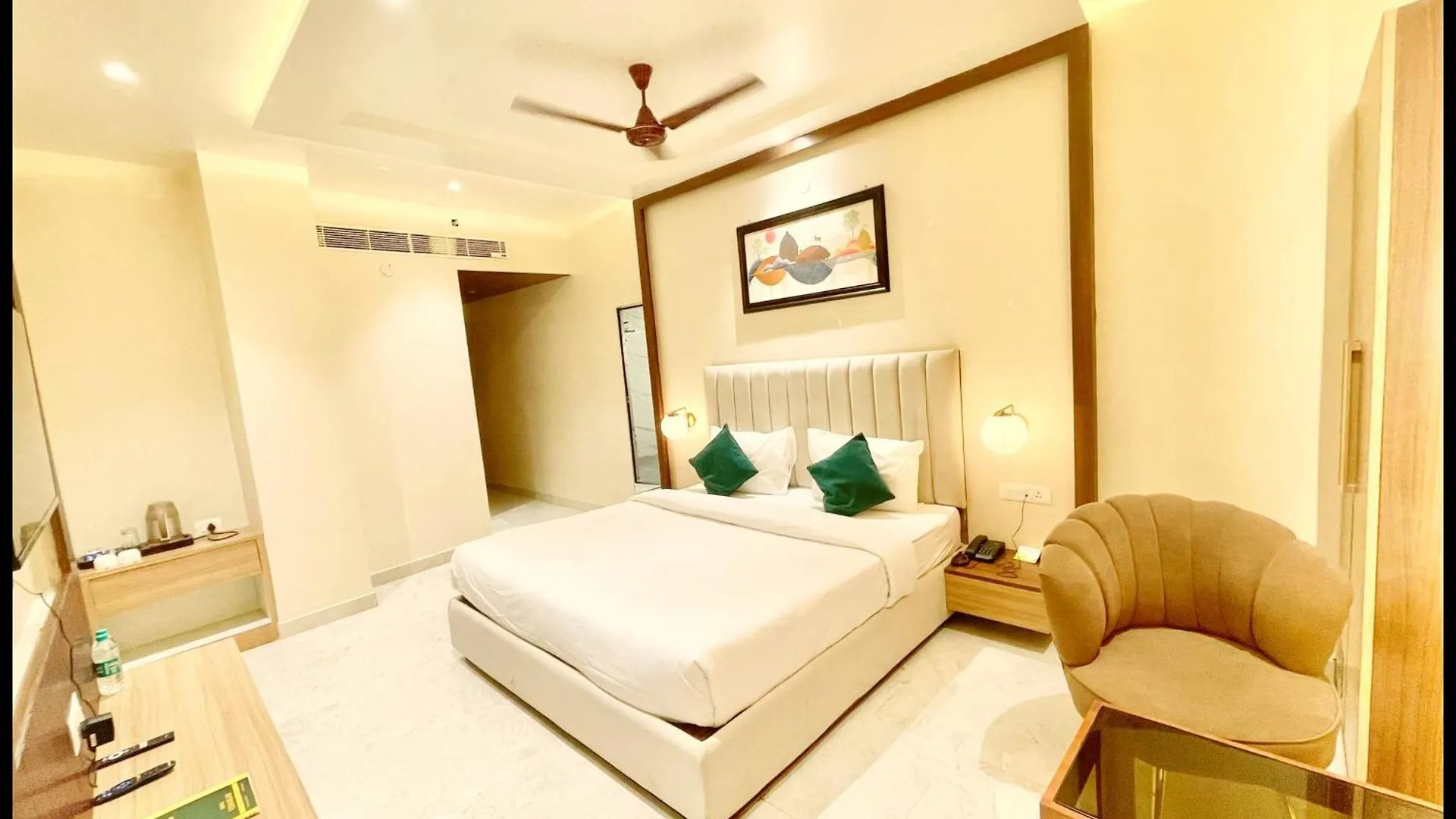 Hotel Vedangam & Restaurant Near Kashi Vishwanath Temple - Lift & Free Wifi Services - Air Conditioning Suite Rooms - Best Hotel In Bénarès