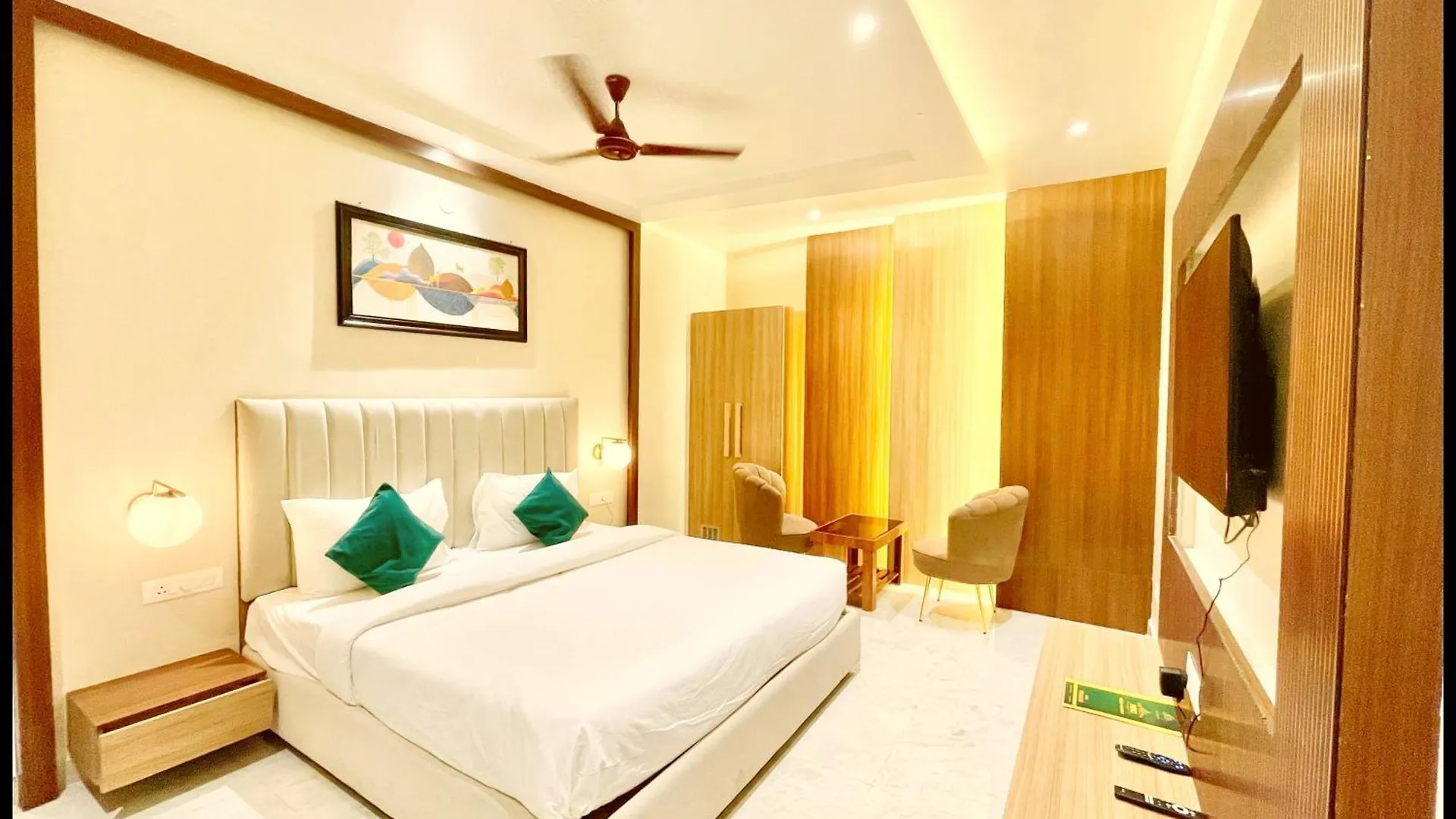 ***  Hotel Vedangam & Restaurant Near Kashi Vishwanath Temple - Lift & Free Wifi Services - Air Conditioning Suite Rooms - Best Hotel In Bénarès Inde