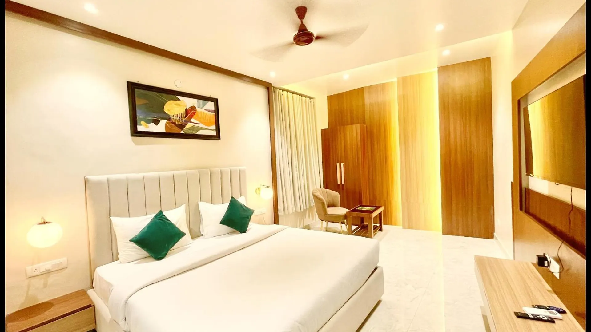 Hotel Vedangam & Restaurant Near Kashi Vishwanath Temple - Lift & Free Wifi Services - Air Conditioning Suite Rooms - Best Hotel In Bénarès